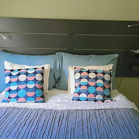 In Handsome Haven House منزل للإقامة